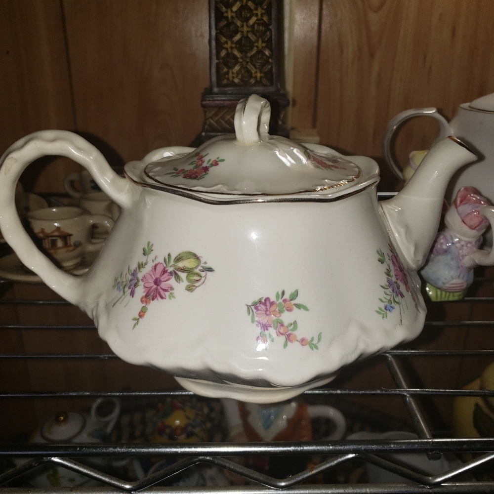 Homer Laughlin Priscilla Pattern Gold Trim Teapot